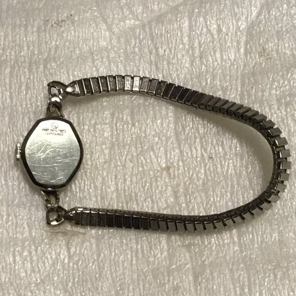 Vintage ladies Waltham watch w/ 2 tiny diamonds & 10K rolled gold Speidel band - Picture 10 of 15